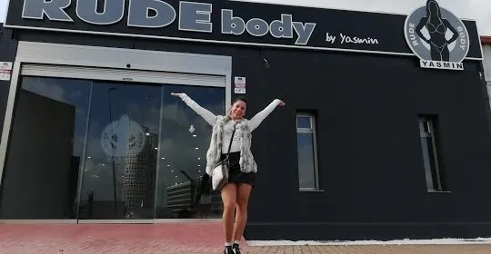 Rude Body by Yasmin en Los Barrios