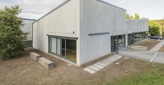 BeOne. Piscina Municipal Brión en Brión