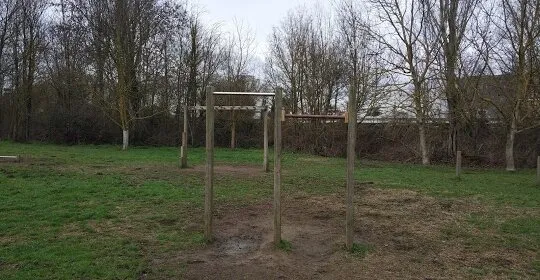 Gimnasio junto al río en Barañain